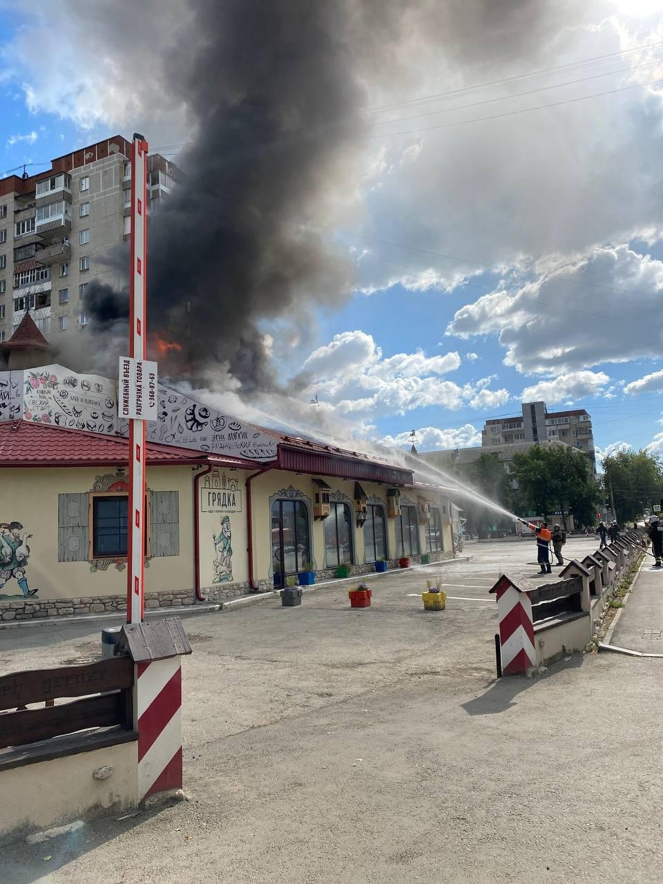 Пожар на уралмаше сегодня е1. Пожар на Уралмаше сейчас. Пожар на Уралмаше вчера. Пожар в Екатеринбурге сегодня сейчас на Уралмаше. Кафе на Уралмаше Екатеринбург.