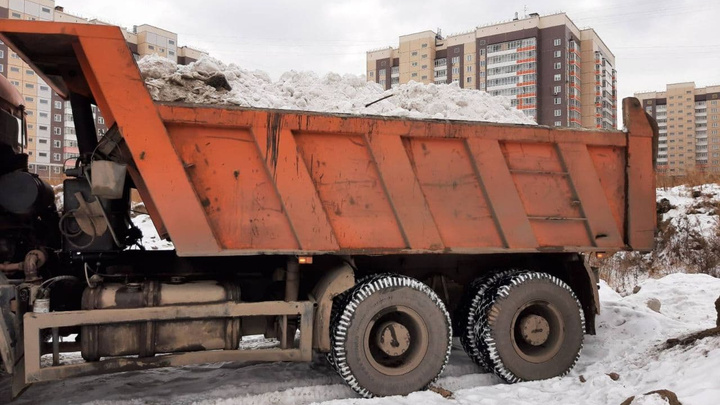 Грузовики «Сибиряка» сваливали грязный снег на площадке под строительство школы