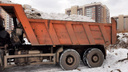 Грузовики «Сибиряка» сваливали грязный снег на площадке под строительство школы