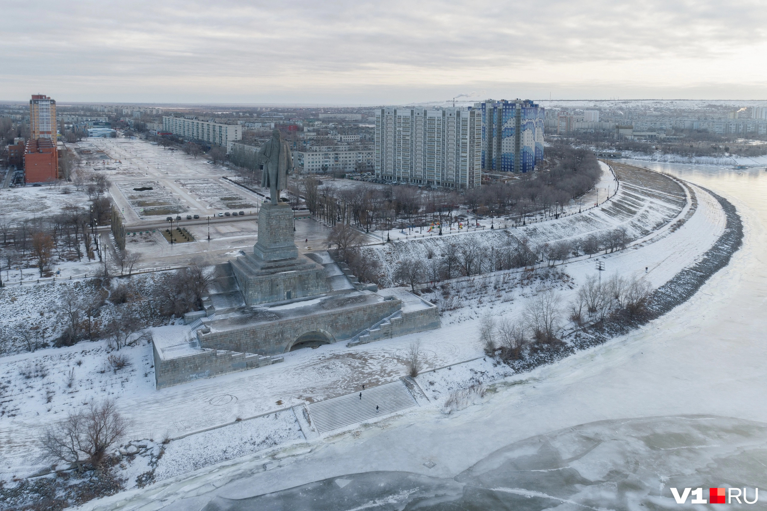 На сутки волгоград красноармейский. Зима Волгоград Красноармейский. Снежный Волгоград Красноармейский. Волгоград Красноармейский зимой.