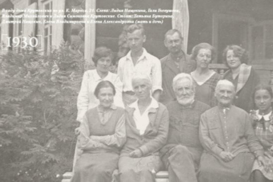 Крутовский (сидит в нижнем ряду) был начинателем научной работы Плодово-ягодной станции