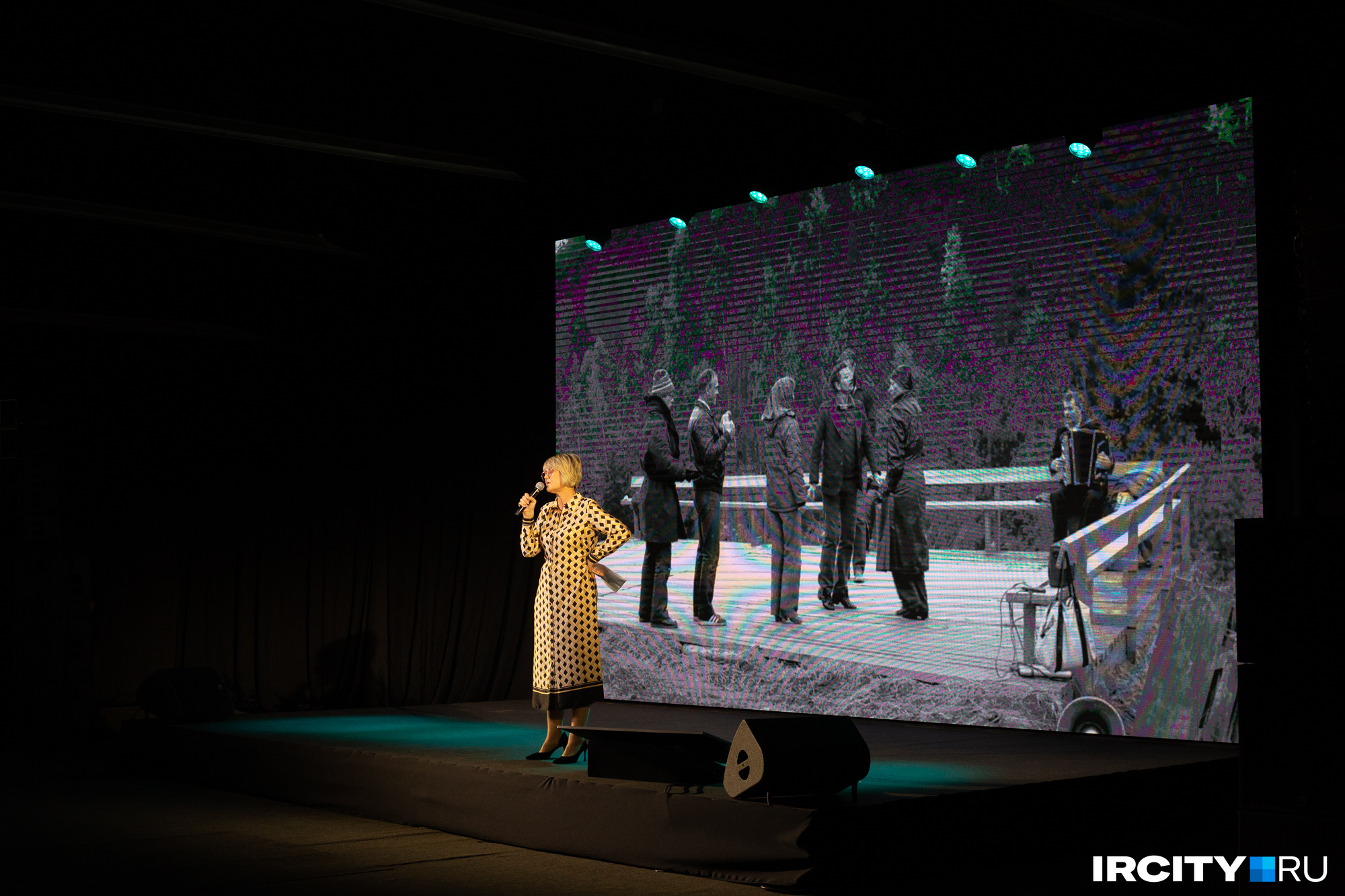 Юлия Меньшова выступает в Иркутске: на экране — фотография со съемочной площадки фильма «Любовь и голуби»