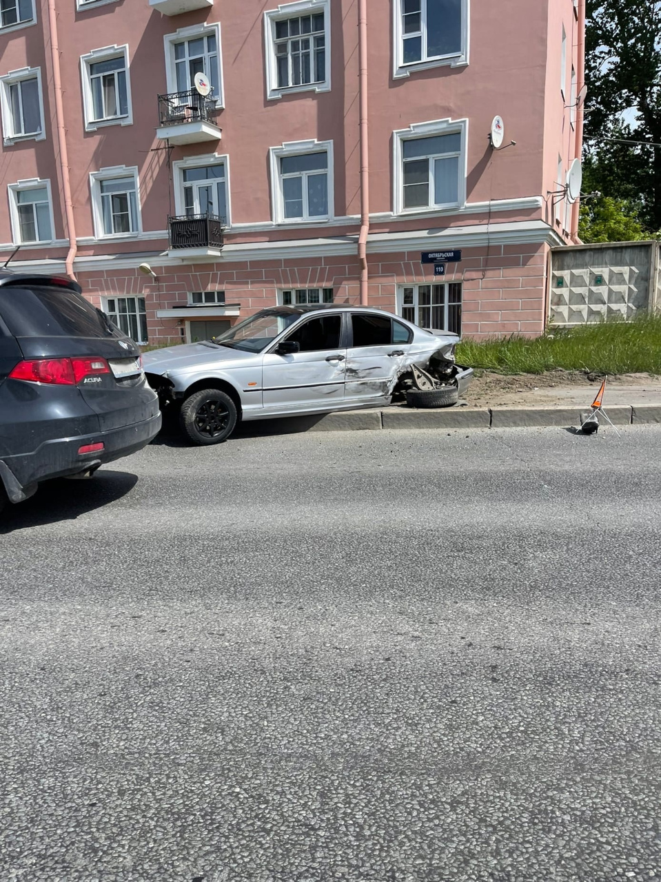 ДТП с вылетевшим на тротуар BMW на Октябрьской набережной в Петербурге 10  июня 2022г., фото - 10 июня 2022 - ФОНТАНКА.ру