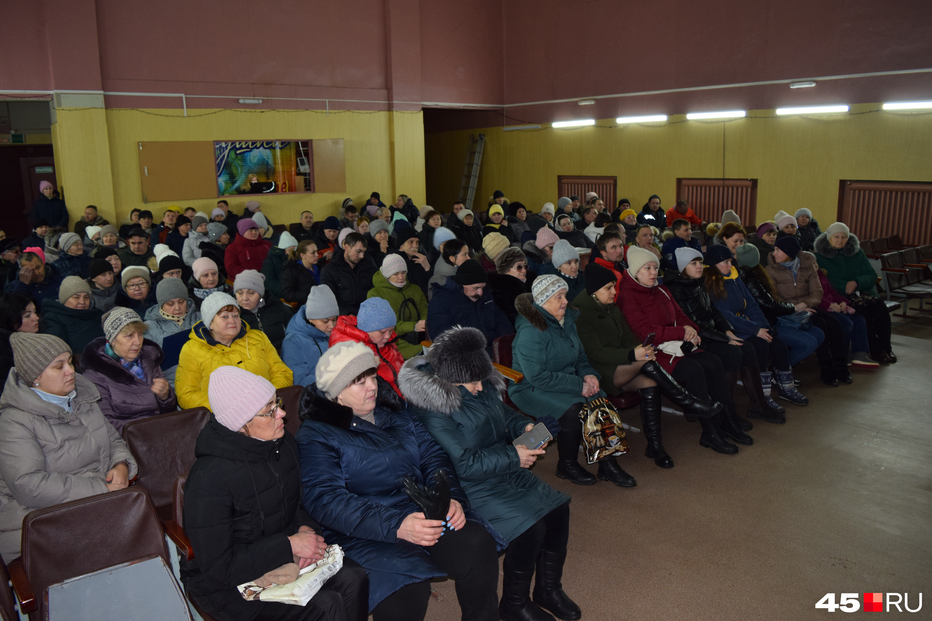 Свободных мест в зале практически не было