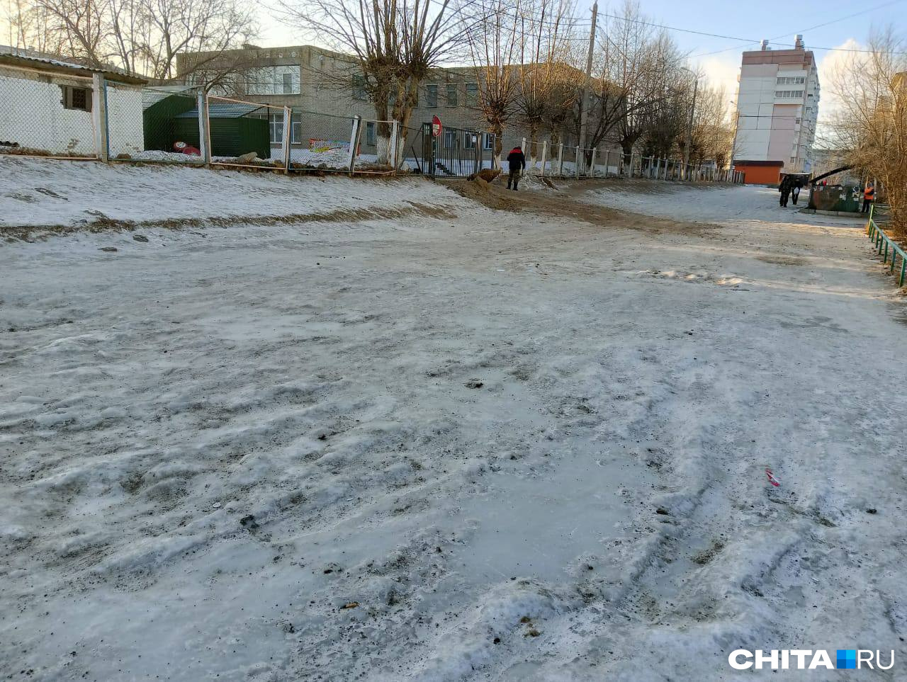 Ледяной каток образовался на улице Читы из-за прорыва трубы