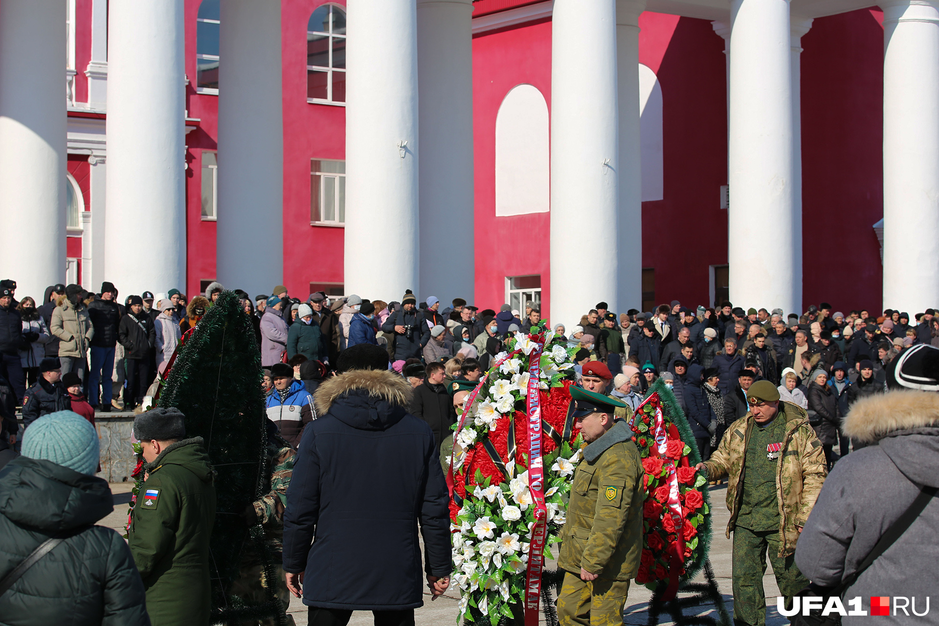 Уфа прощание. Простились с погибшим на Украине в Стерлитамаке. Траурные митинги погибшим на Украине. В Стерлитамаке простились.