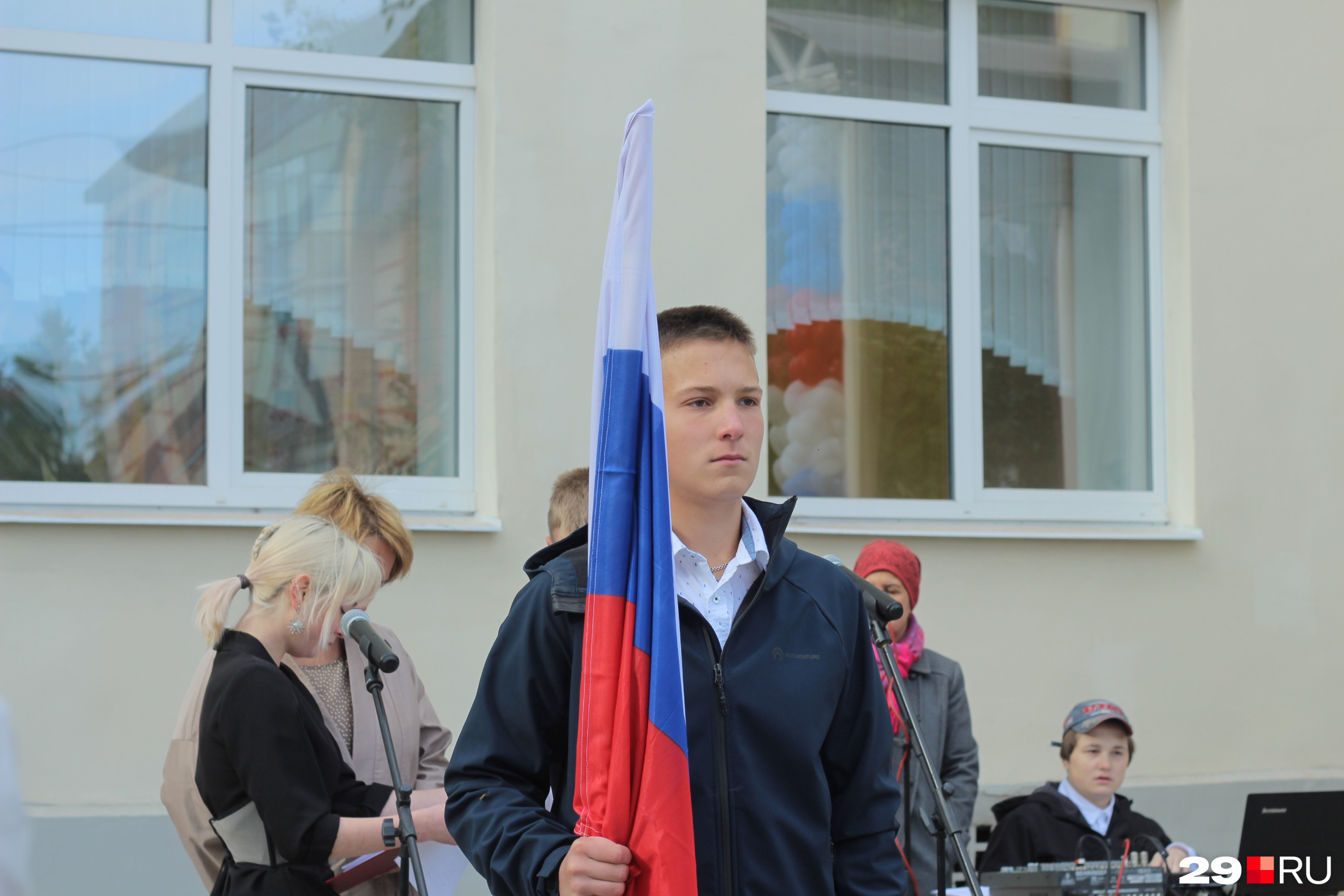 Как и в других школах, праздник начался с торжественной <a href="https://29.ru/text/education/2022/08/18/71582444/" class="_" target="_blank">церемонии выноса российского флага</a>