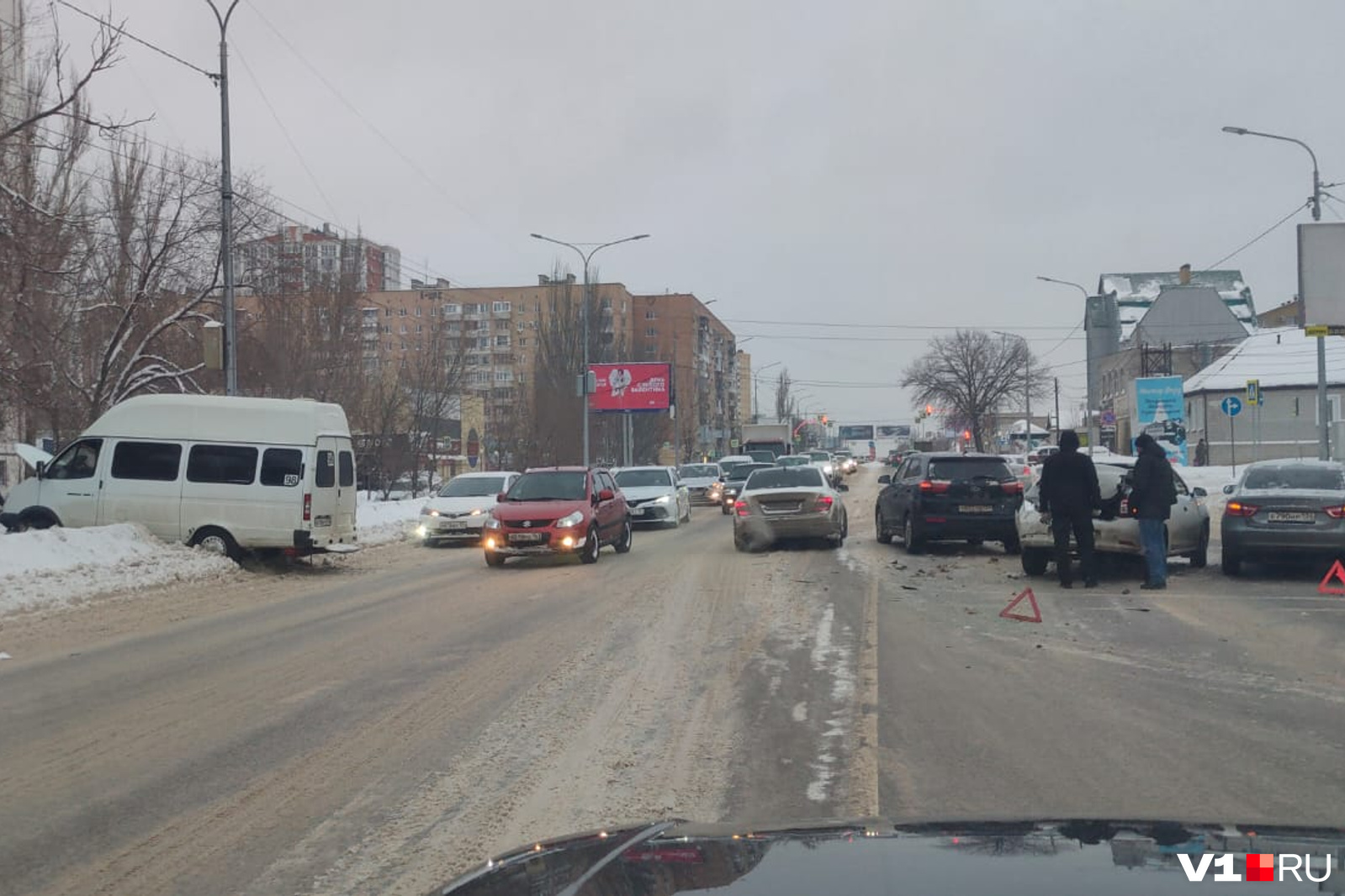 ДТП на второй продольной в Волгограде Газель. Вторая продольная Волгоград перекрыта 1 февраля 2023. Волгоград авария сегодня на Ткачева..