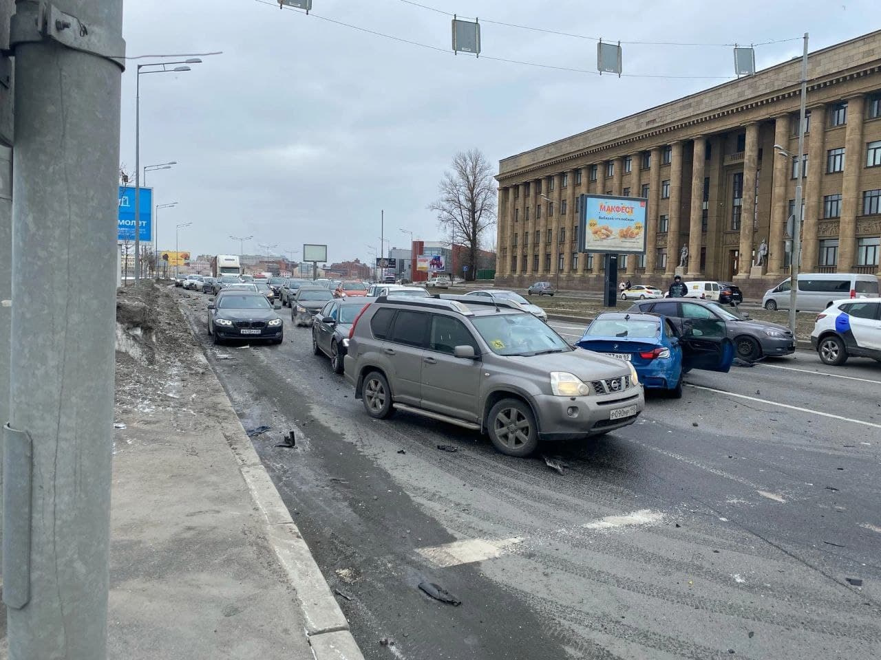 Малолетки устраивали гонки». У моста Александра Невского столкнулись шесть  машин: из такси вырезали девушку и мертвого водителя - 7 марта 2022 -  ФОНТАНКА.ру