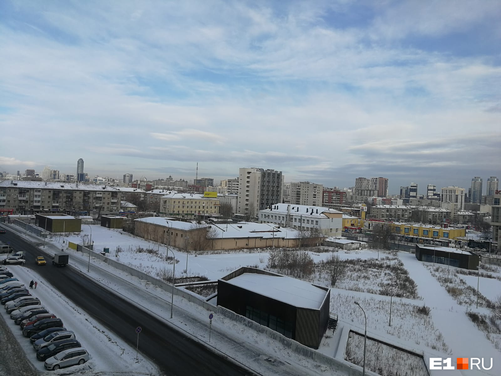 Так сейчас выглядит пустырь напротив ТРЦ «Мегаполис»: заброшенная территория с павильонами Так сейчас выглядит пустырь напротив ТРЦ «Мегаполис»: заброшенная территория с павильонами