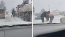 Новосибирские водители затеяли драку прямо на дороге — инцидент попал на видео