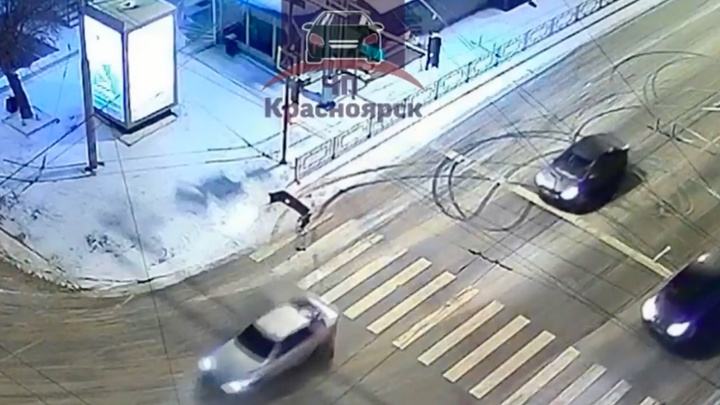 Нахальный водитель «Тойоты» устроил дрифт в центре города и оторвал бампер после неудачного маневра