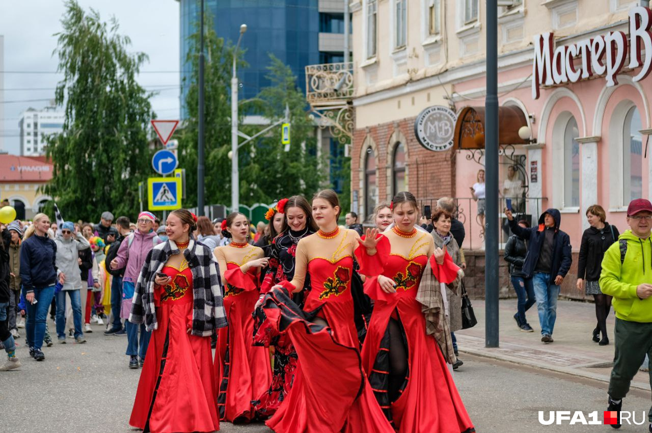 День города уфа сегодня. С днем города Уфа. Уфа люди.