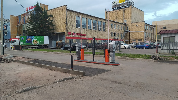 «Жителям ничего не сказали»: в Красноярске делают еще одну платную парковку