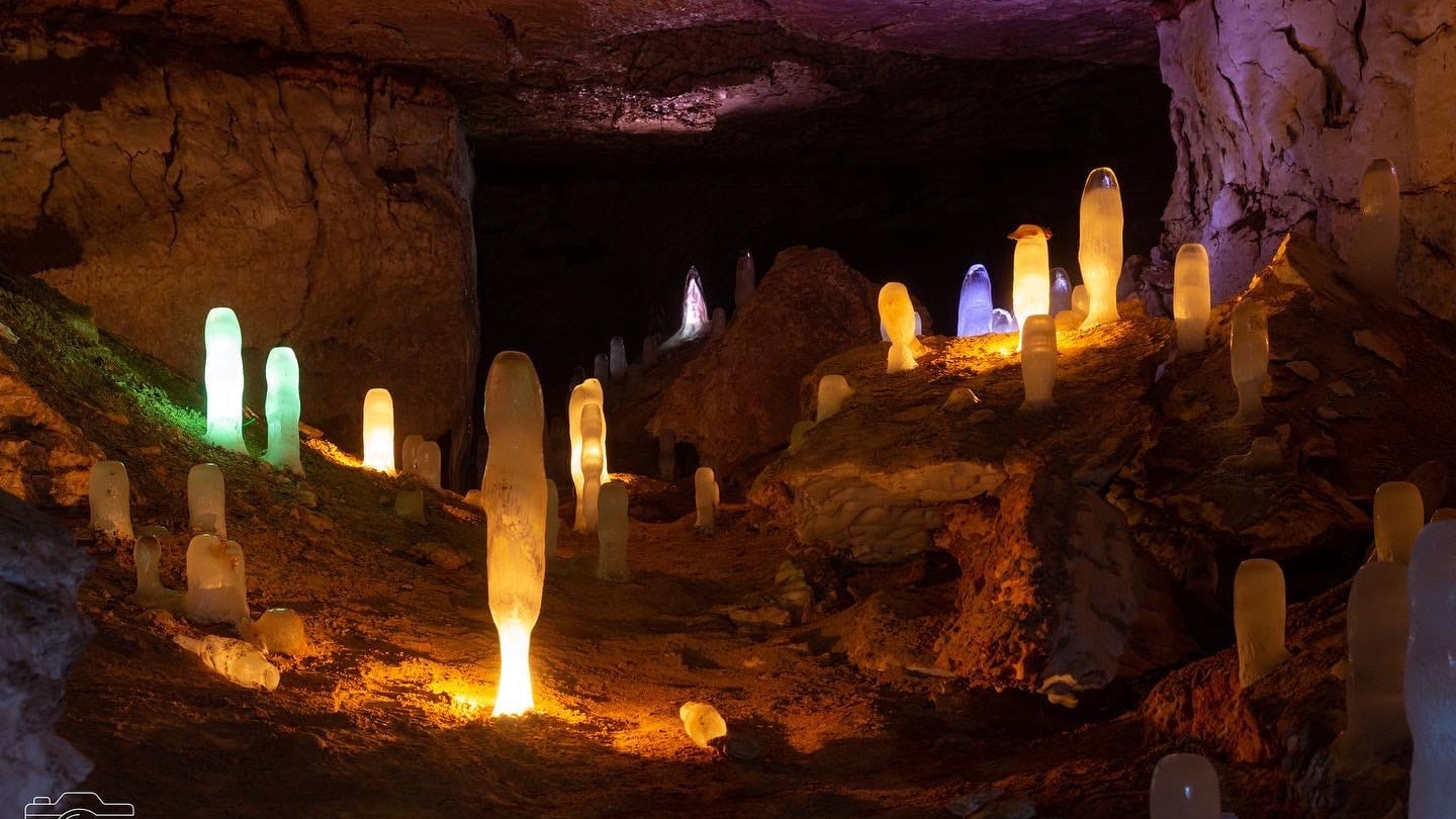 Почему в пещерах холодно. Китеж Пинежская пещера. Подземные красоты Пинежья. Пинега пещера Китеж Кристаллы. Пинега март пещера Китеж Кристаллы.