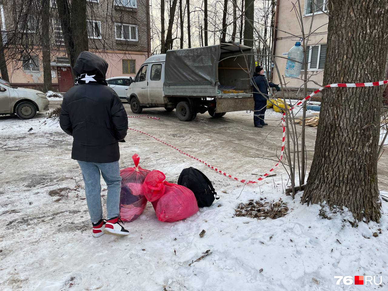 Люди ждали очереди, чтобы забрать свои вещи Люди ждали очереди, чтобы забрать свои вещи
