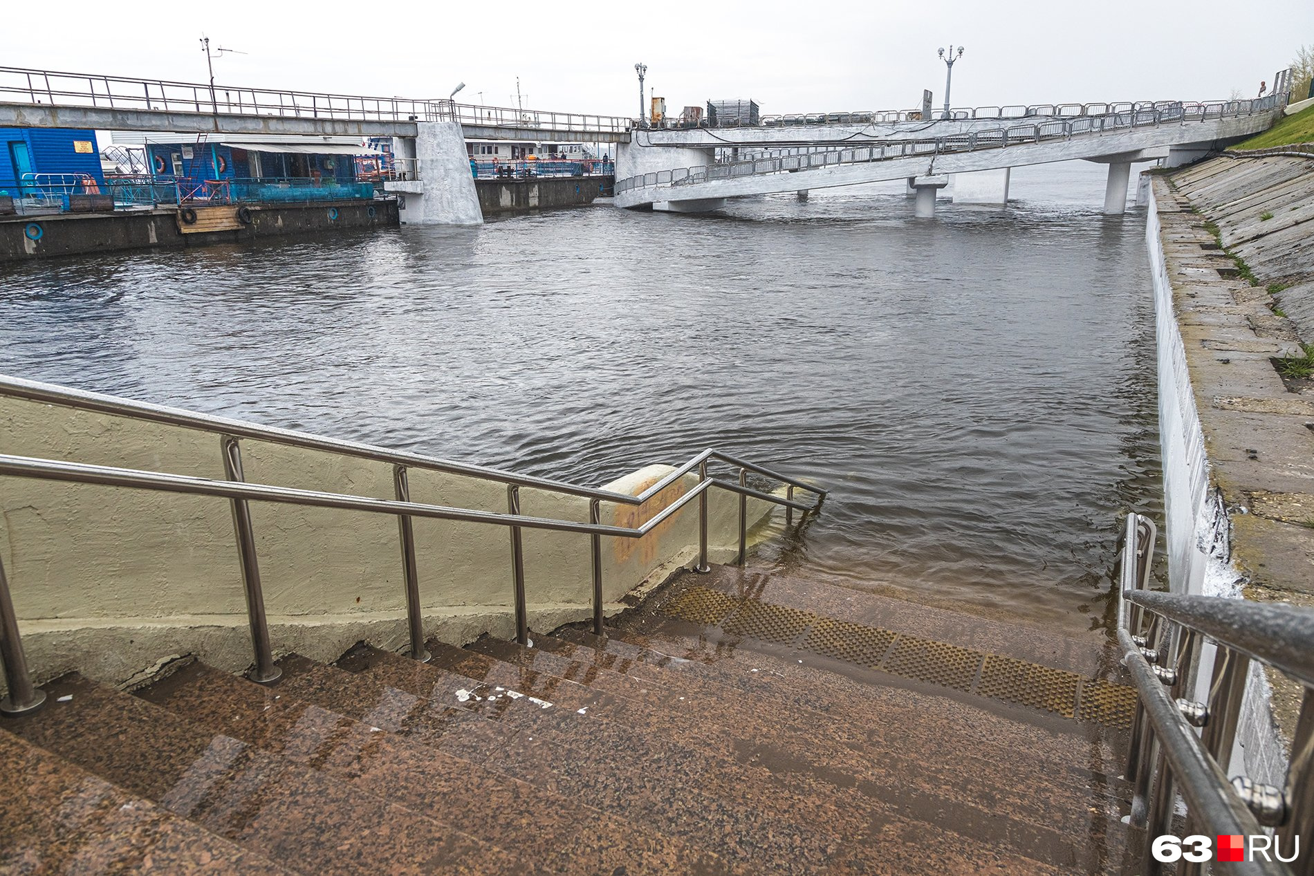 Затопление самара. Гидроузлы на Москве реке. В Самаре затопило набережную. Речной вокзал Береговая. Речной вокзал Самара причал Валдай.