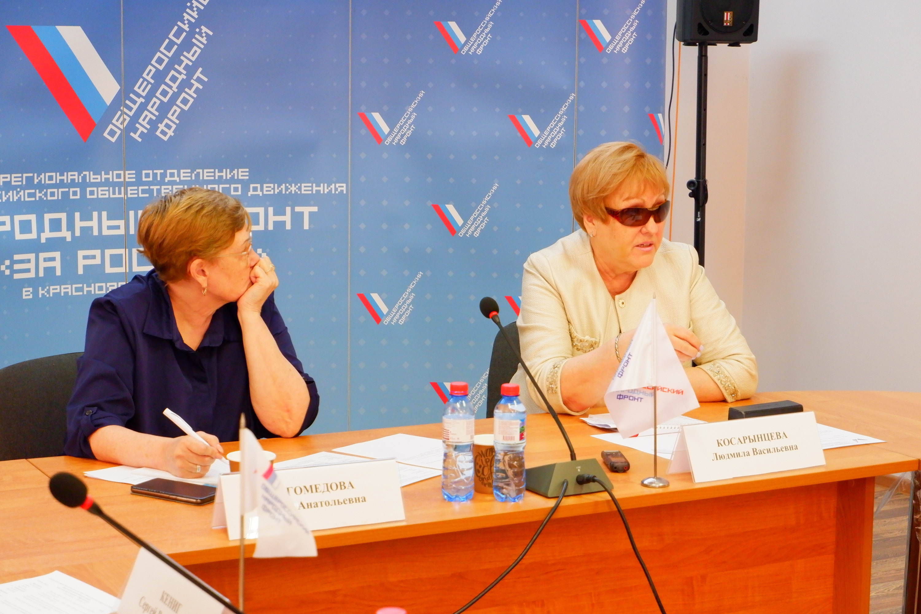 Людмила Косарынцева (на фото слева) знает, что показатели средней зарплаты на самом деле расходятся с реальностью