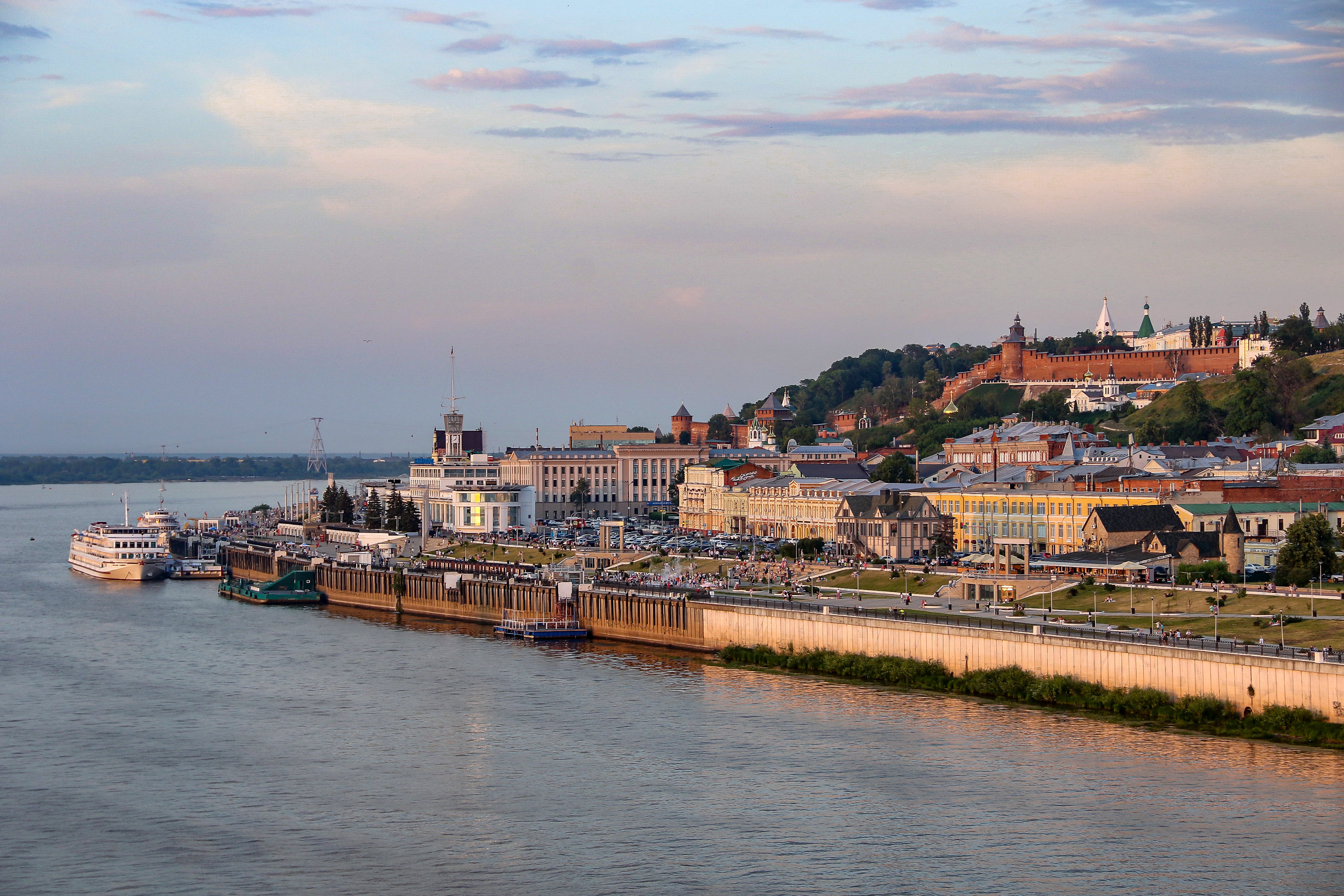 Нижний Новгород расположен при слиянии двух крупнейших водных путей европейской части России — рек Волги и Оки