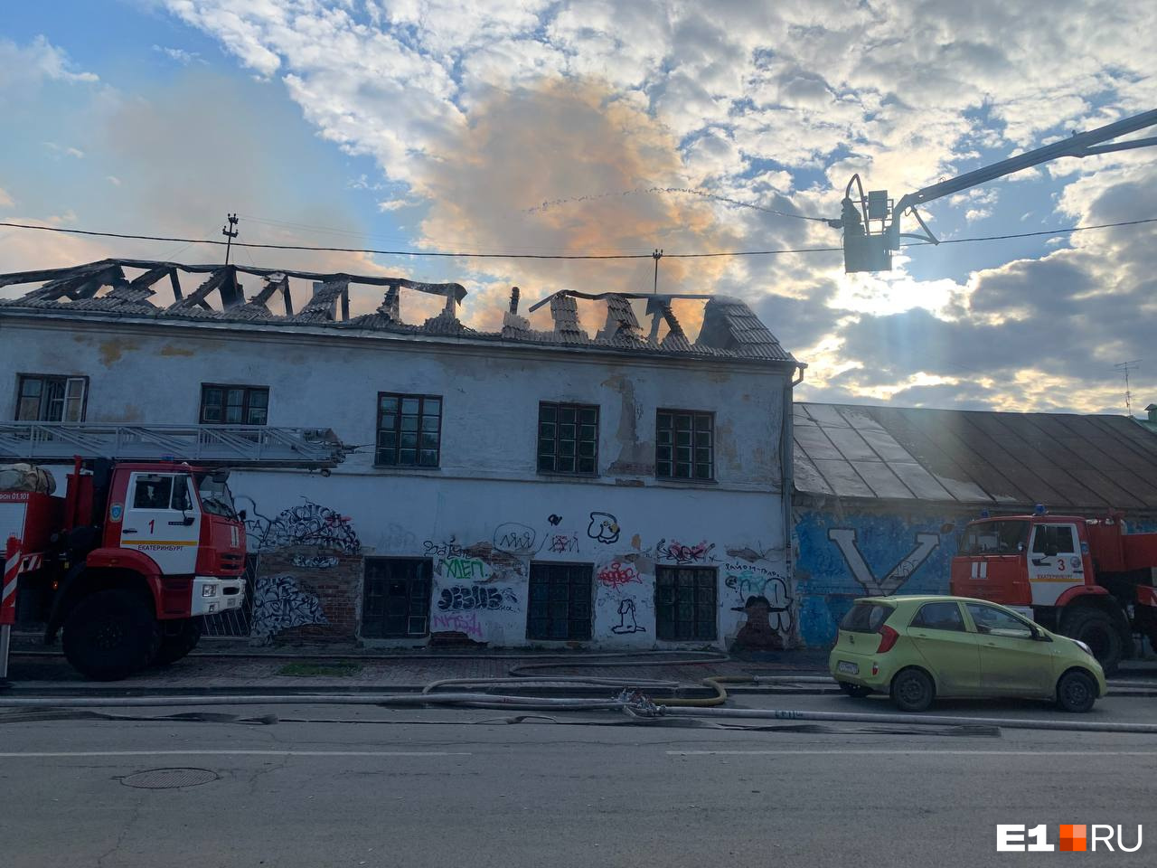 Спасатели прибыли на место пожара Спасатели прибыли на место пожара