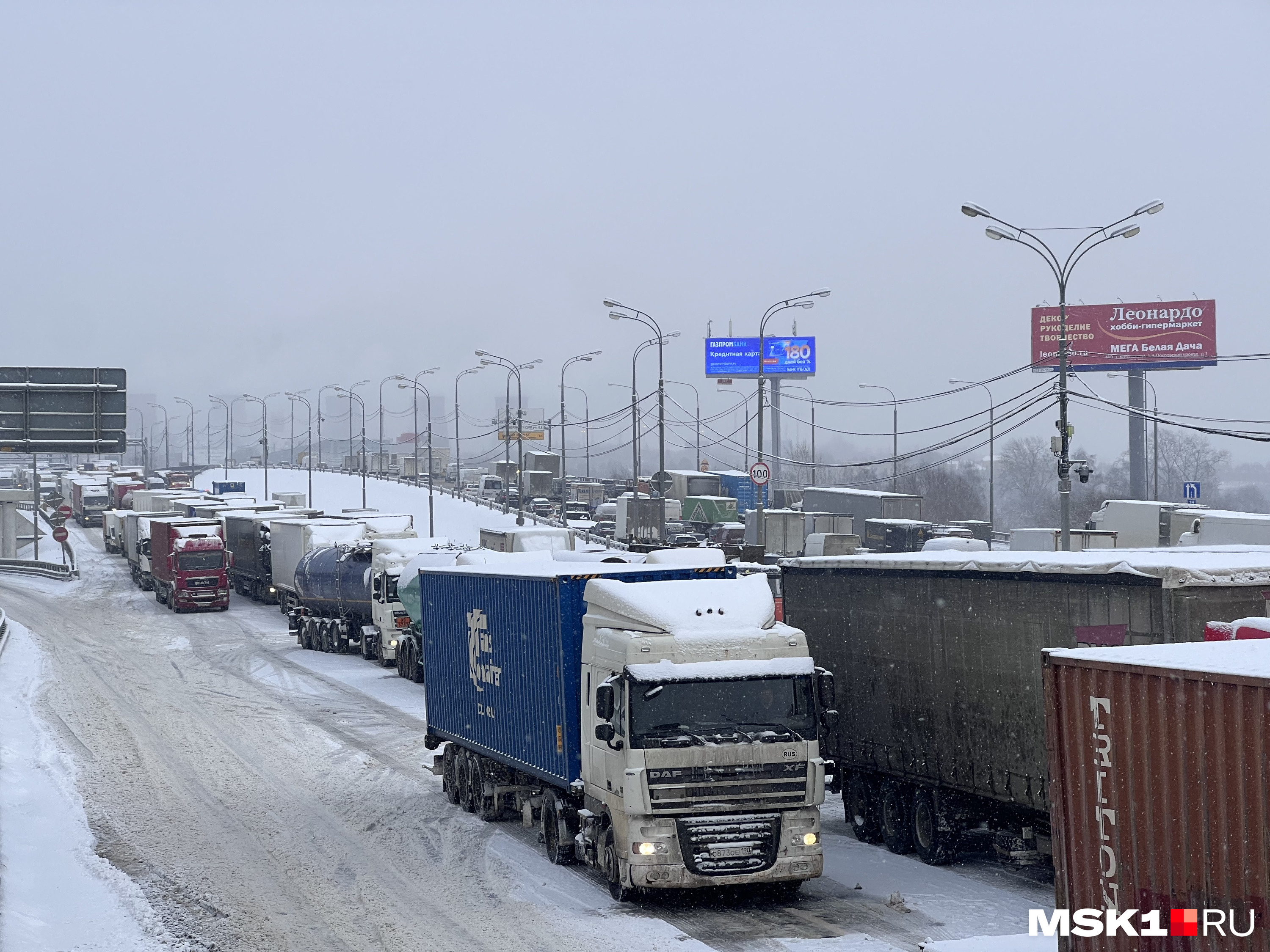 Часть фур стояла не могла заехать на подъем без помощи Часть фур стояла не могла заехать на подъем без помощи