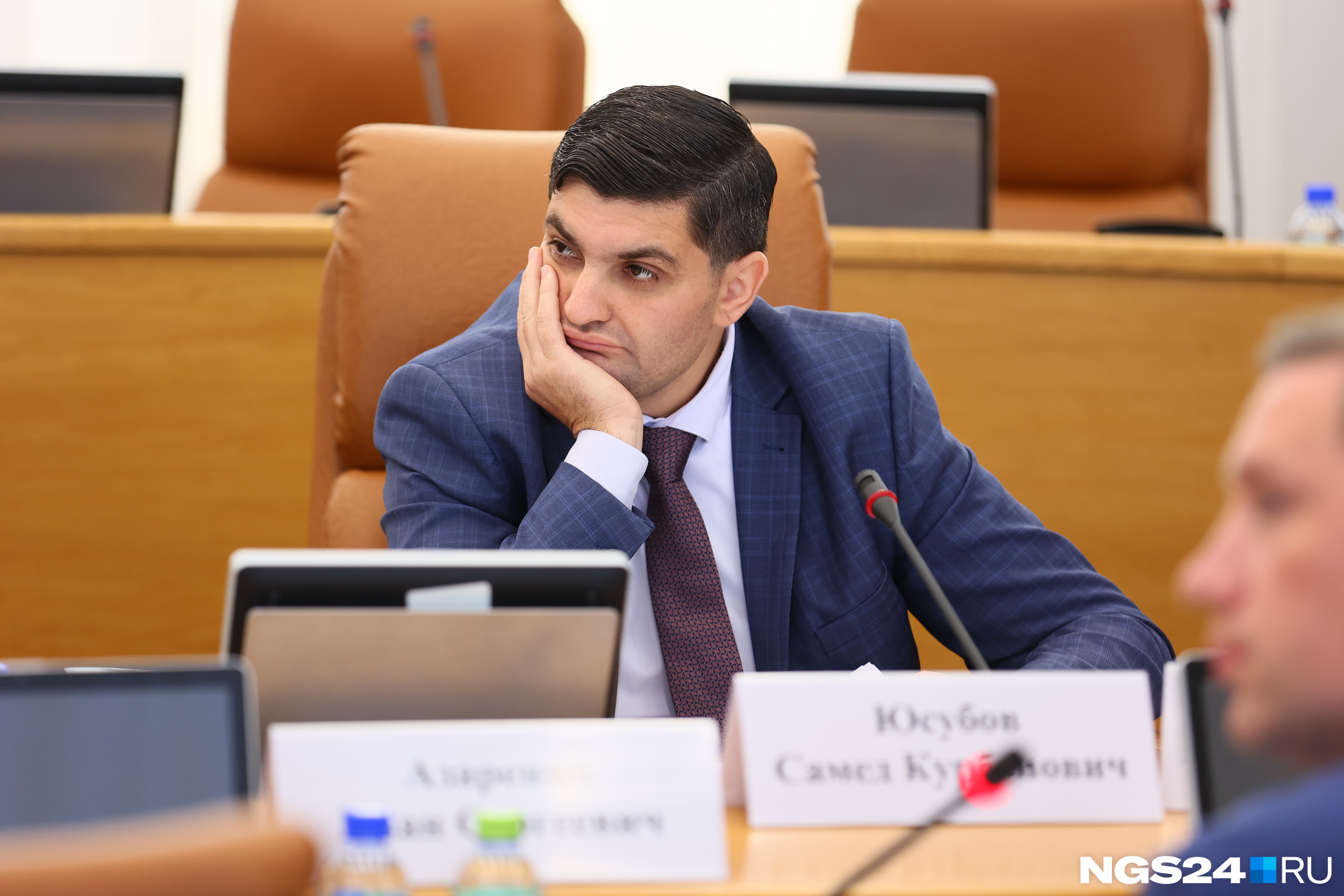 Депутат Самед Юсубов из комиссии слушает выступление кандидата