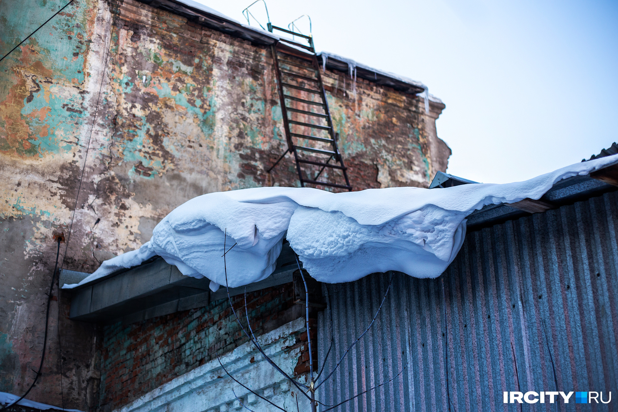 Лестница на заваленной снегом крыше бывшего дрожжезавода