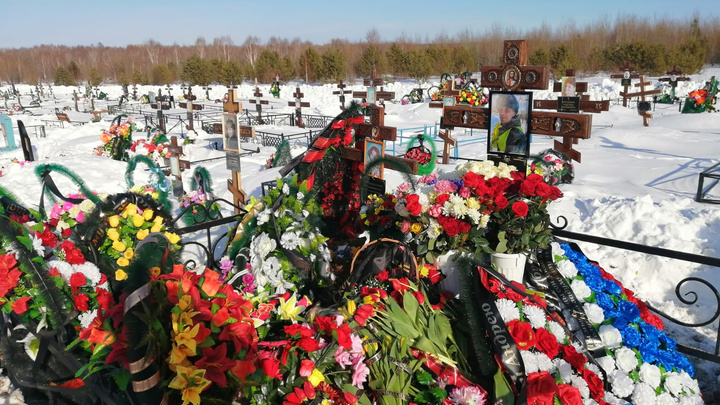 В Красноуральске похоронили военного, погибшего на Украине. На прощание пришли сотни людей