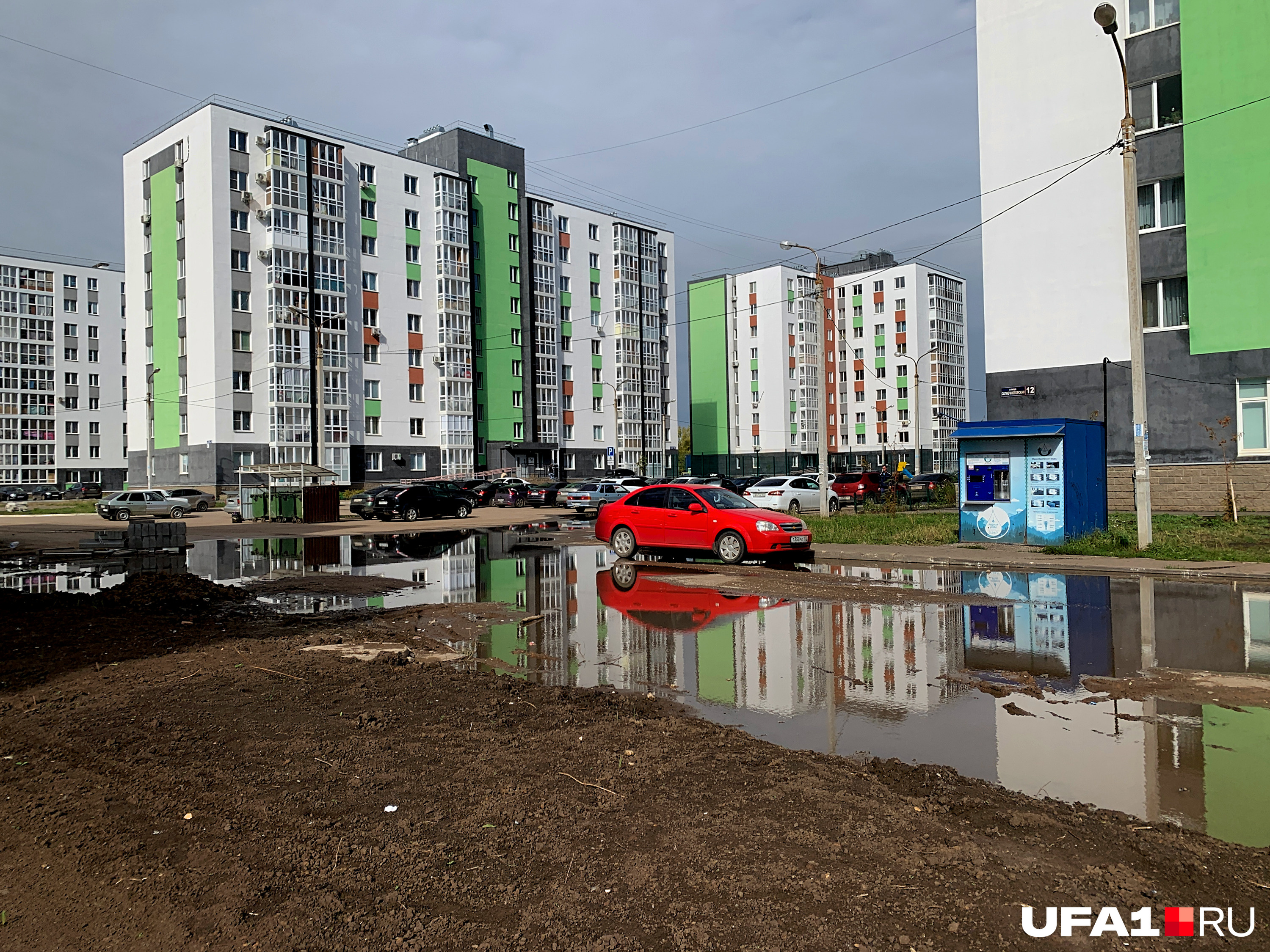 Водитель красной машины проблемы не видит Водитель красной машины проблемы не видит