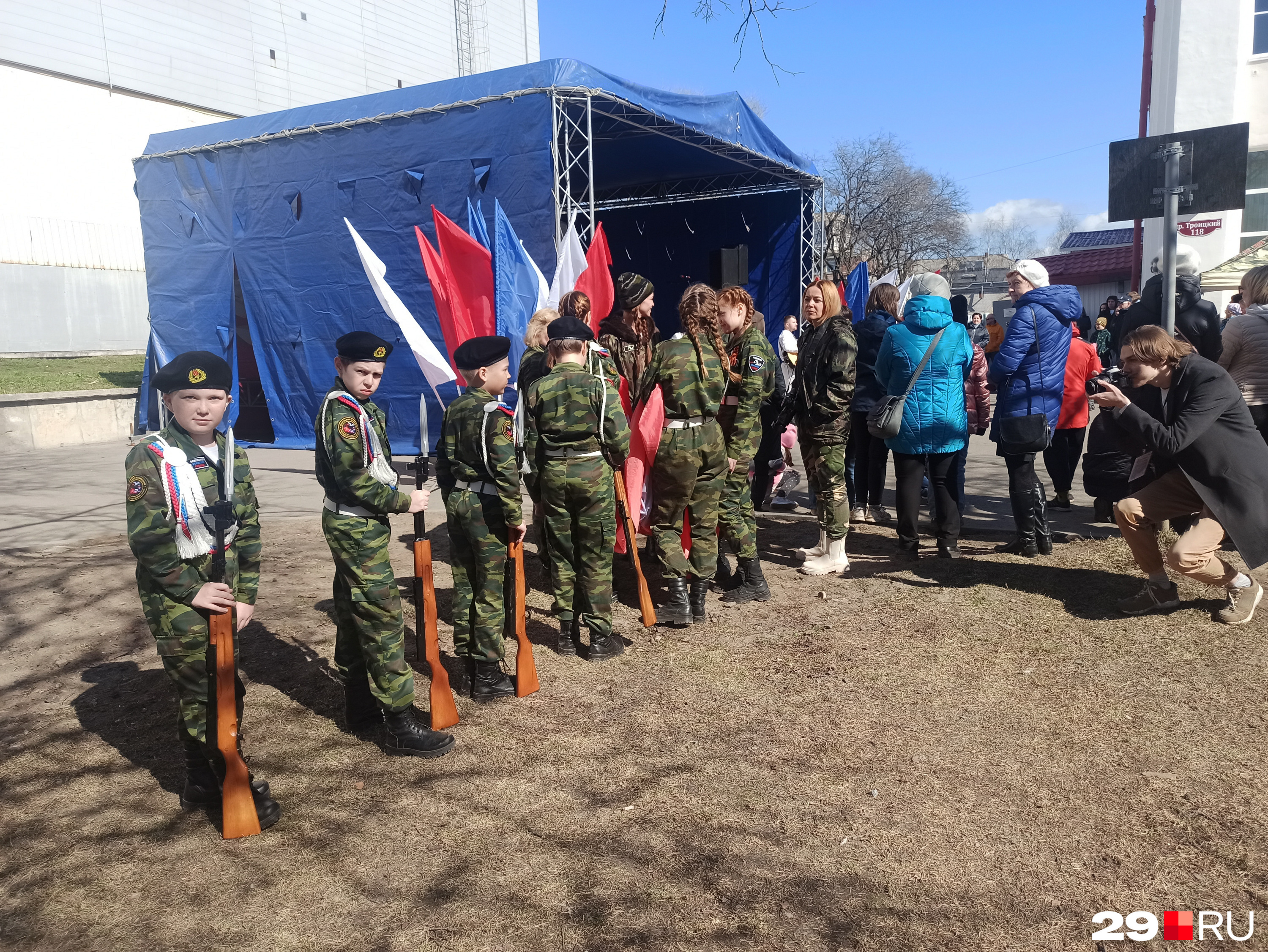 Снова детишки в военной форме. Поисковый отряд Снова детишки в военной форме. Поисковый отряд