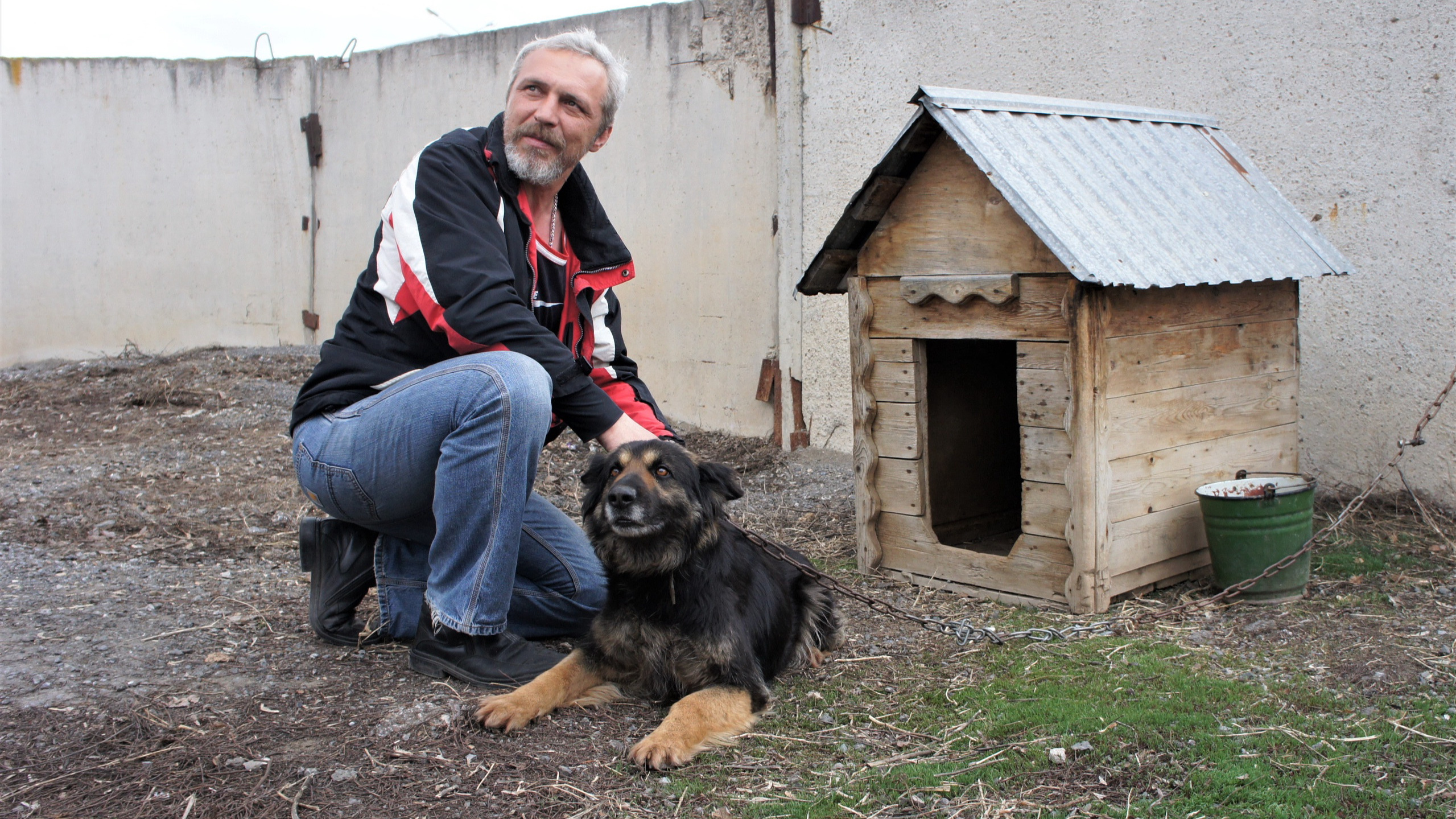 Счастливы вместе: в Уфе построили вольер для собаки, чтобы не разлучать ее с хозяином-беженцем с Украины