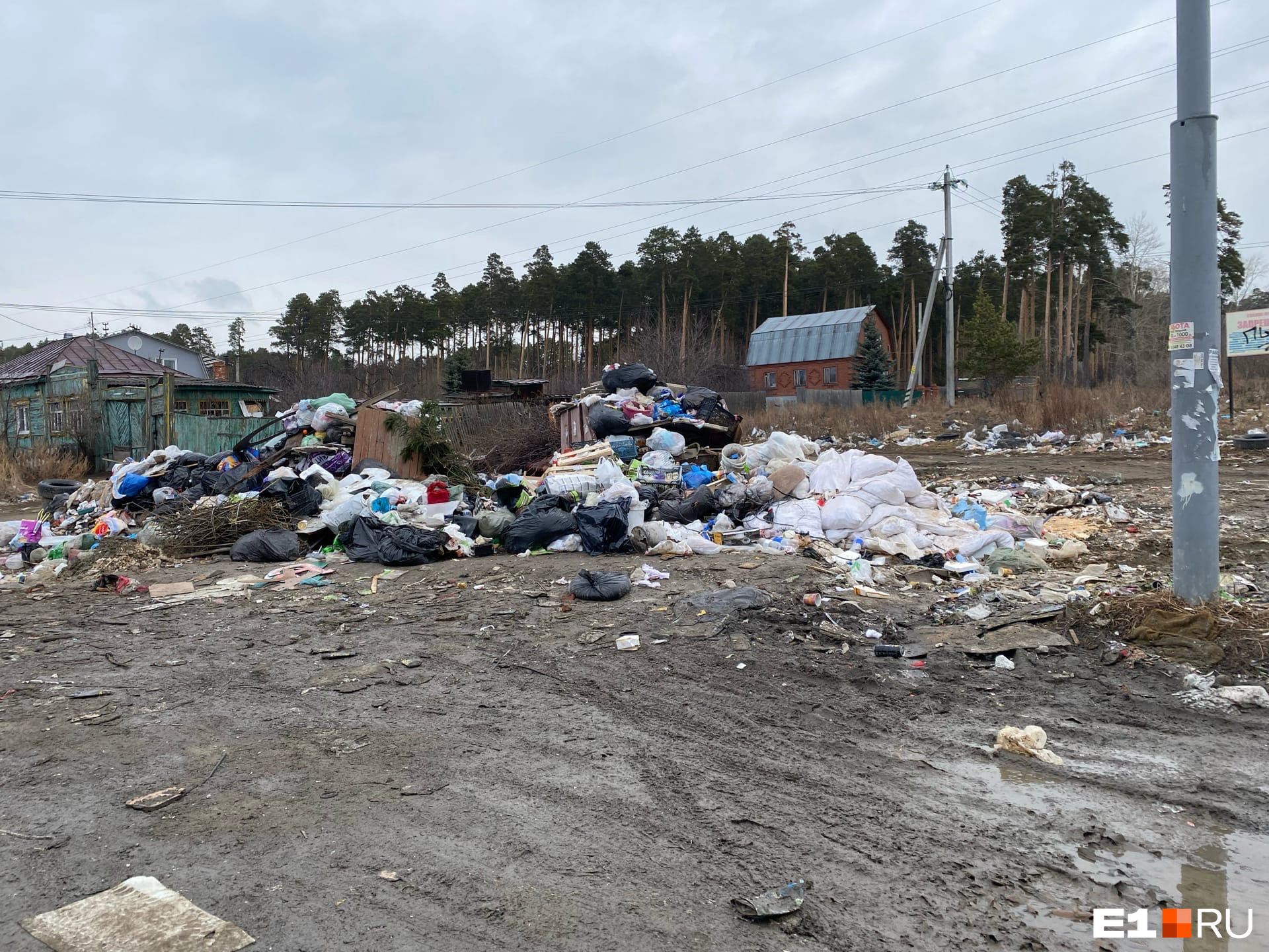 Помойка стоите. Помойка во дворе.
