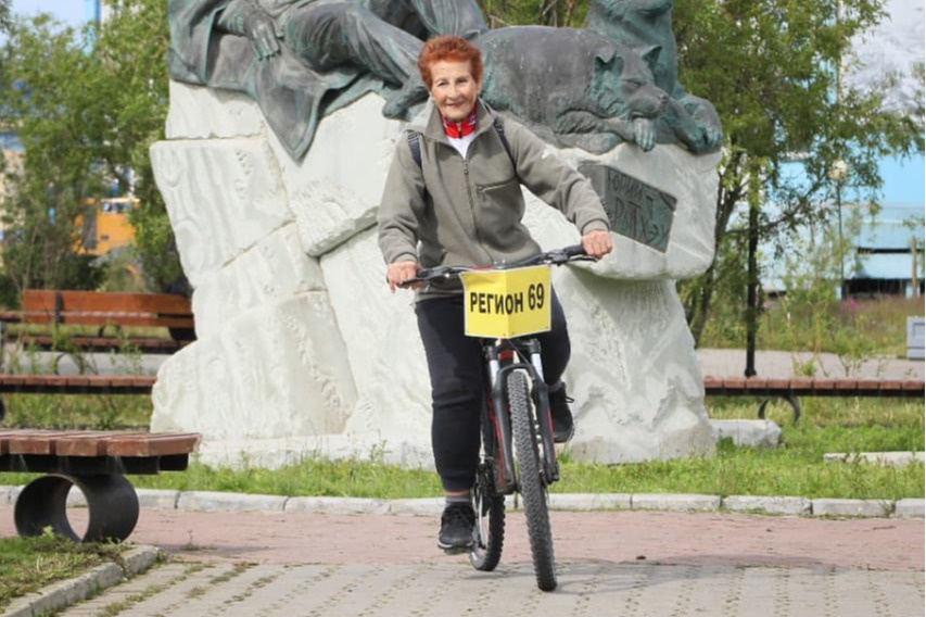 Путешествует Юлия Ивановна с табличкой, где указан номер тверского региона, откуда она держит путь
