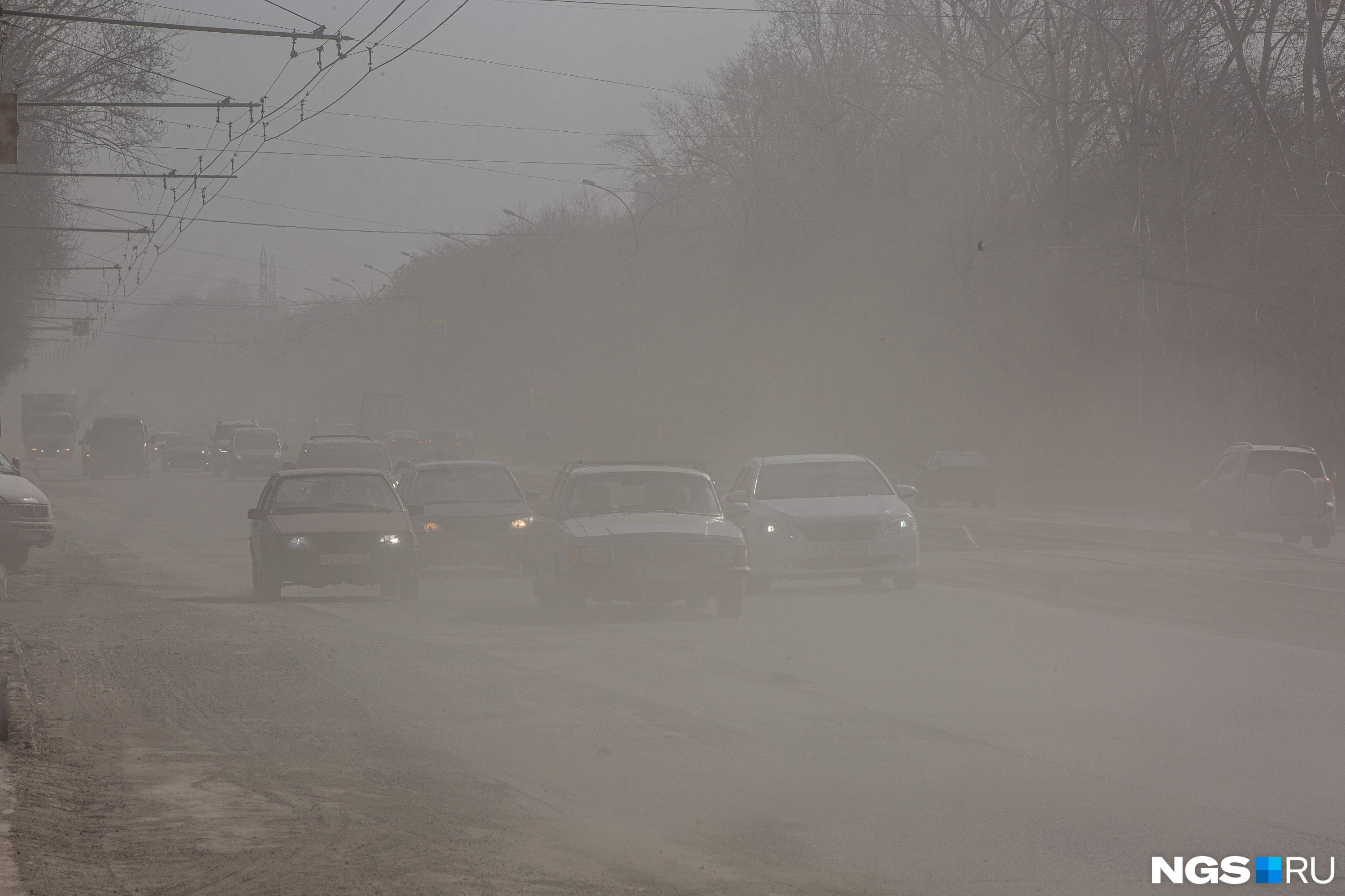 Год за годом мэрия Новосибирска ищет способы уменьшить объемы пыли в городском воздухе, но проигрывает погоде, строителям и нерадивым горожанам — это одни из популярных официальных версий загрязнений