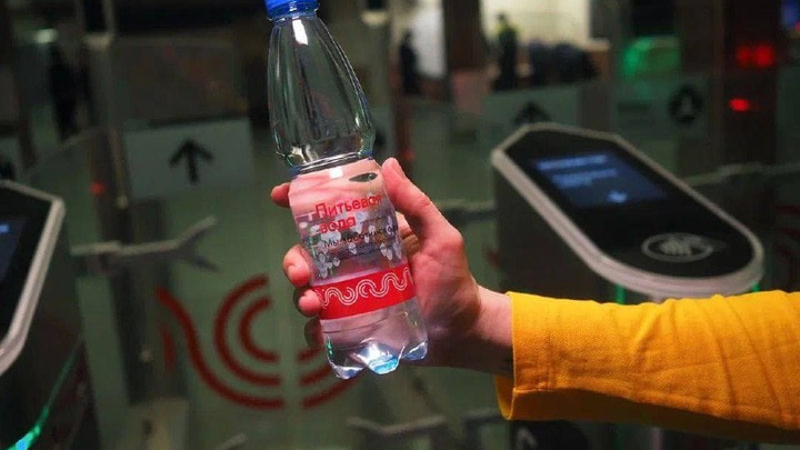 В московском метро и МЦК бесплатно раздают воду. Рассказываем, где ее можно получить