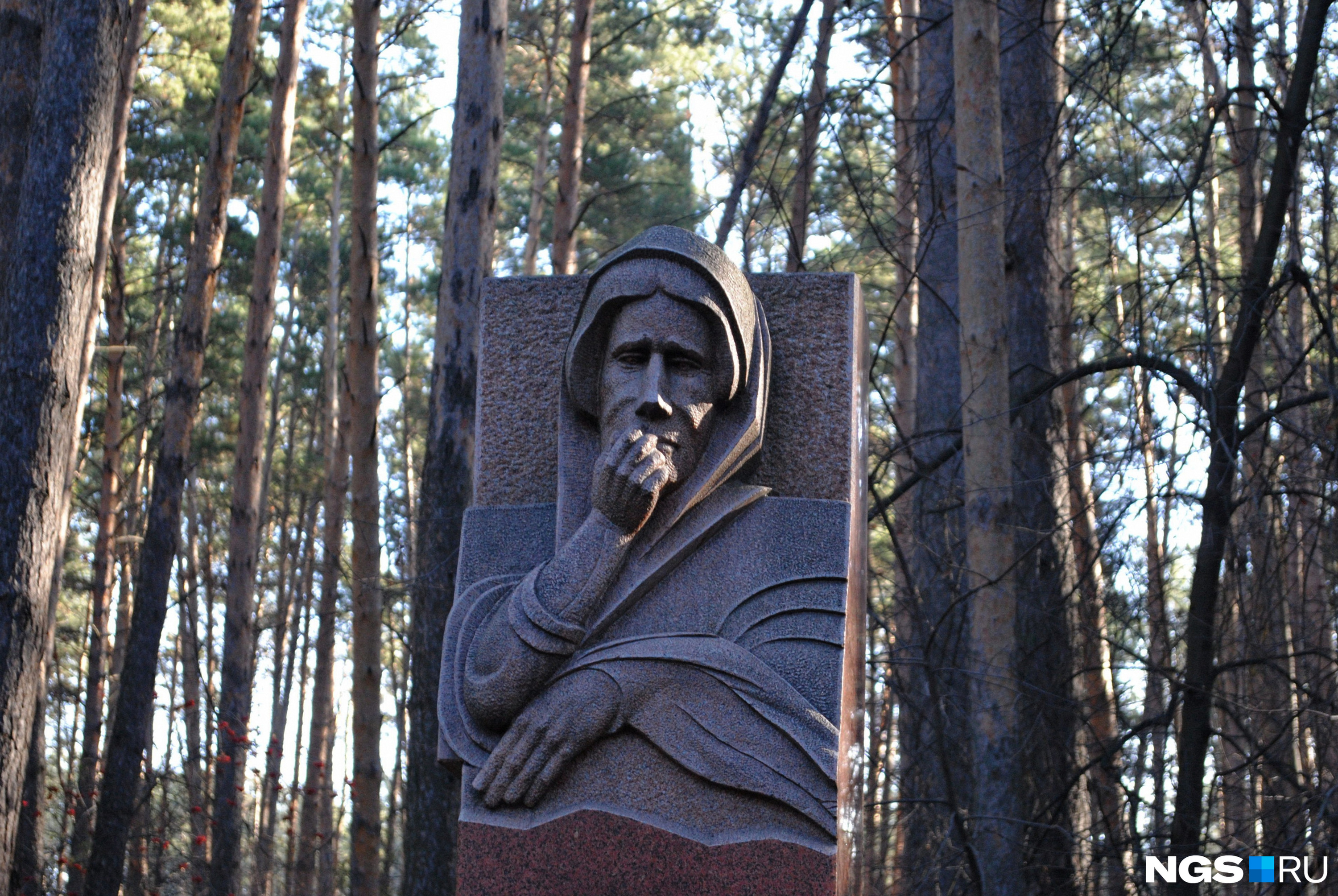 На памятнике изображена плачущая женщина — скорее всего, его установила мама для сына На памятнике изображена плачущая женщина — скорее всего, его установила мама для сына