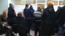 «Беспредел! Все кашляют, чихают»: в поликлинике Ярославской области выстроилась очередь из 50 человек