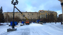 В Новосибирске на площадку катка интригующей формы привезли модули для раздевалок и проката