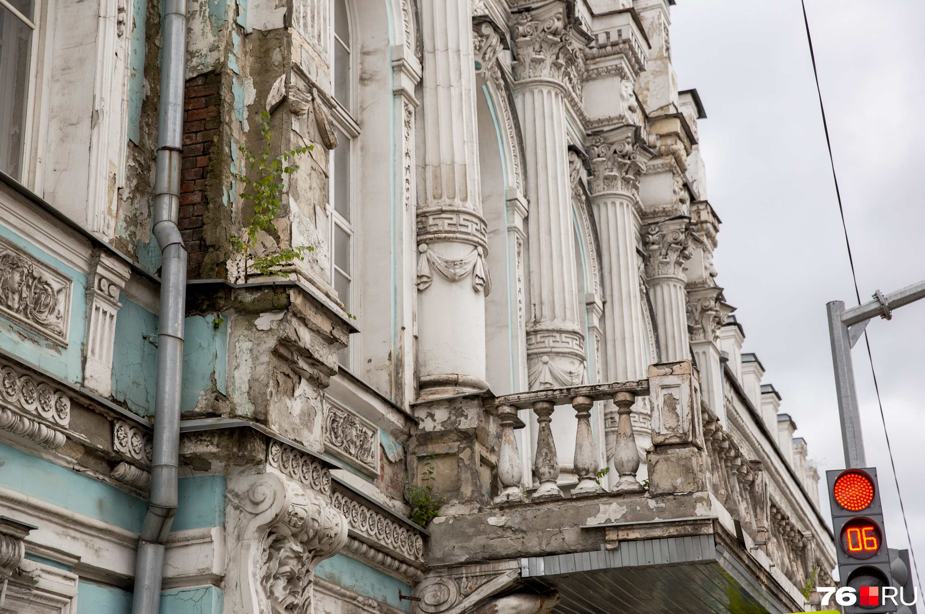 атланты в ярославле. дом с атлантами ярославль. дом ивана дунаева ярославль. дом 4 непьющих ярославль. атланты ярославль.