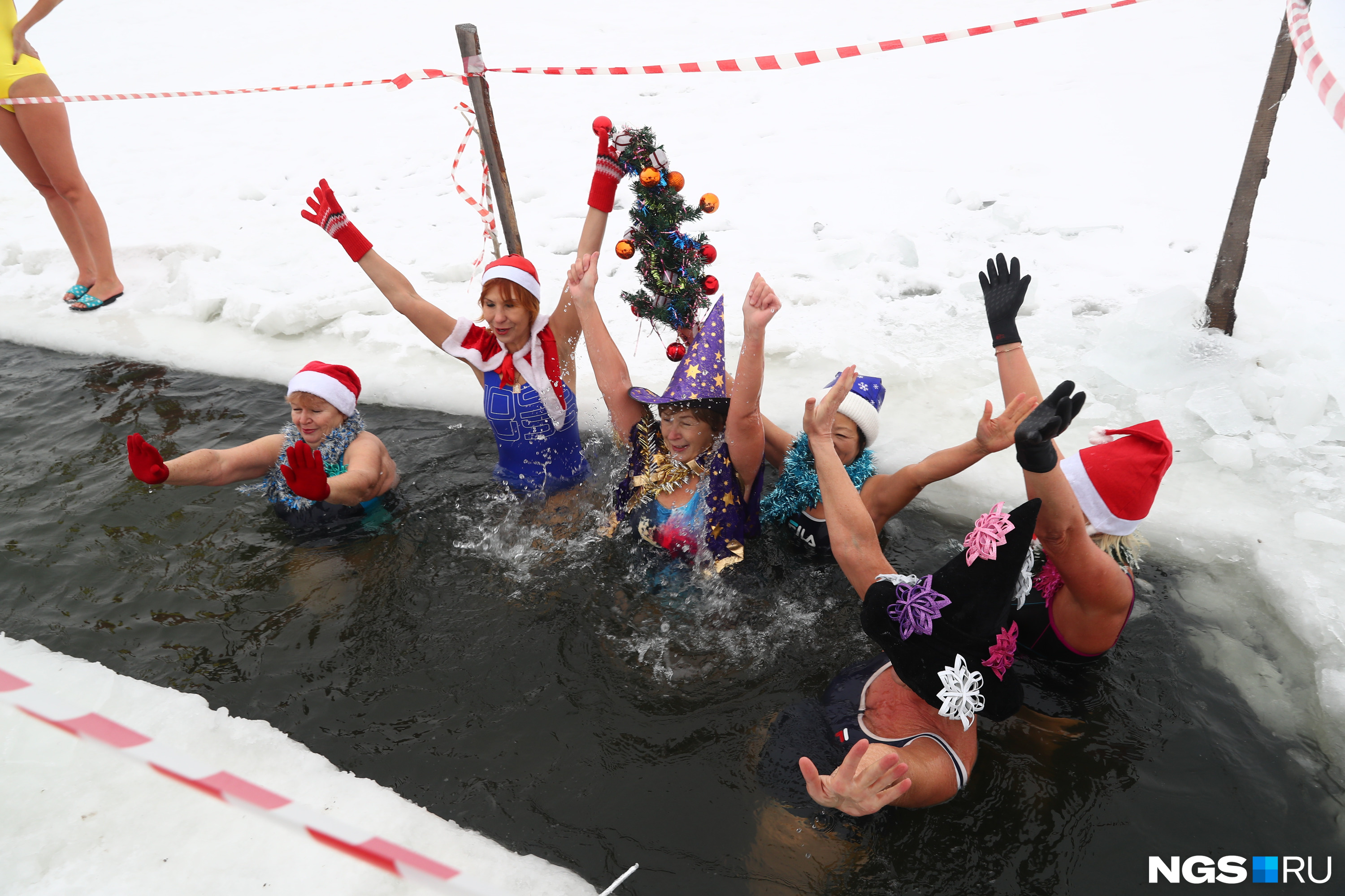 моржи новосибирска. моржевание в новосибирске. моржевание в новосибирске. полынья на льду. моржи в сибири.