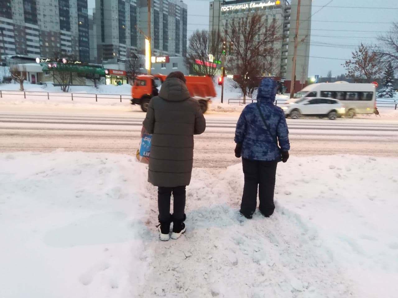 Правда, не везде убрали снег с обочин у пешеходных переходов