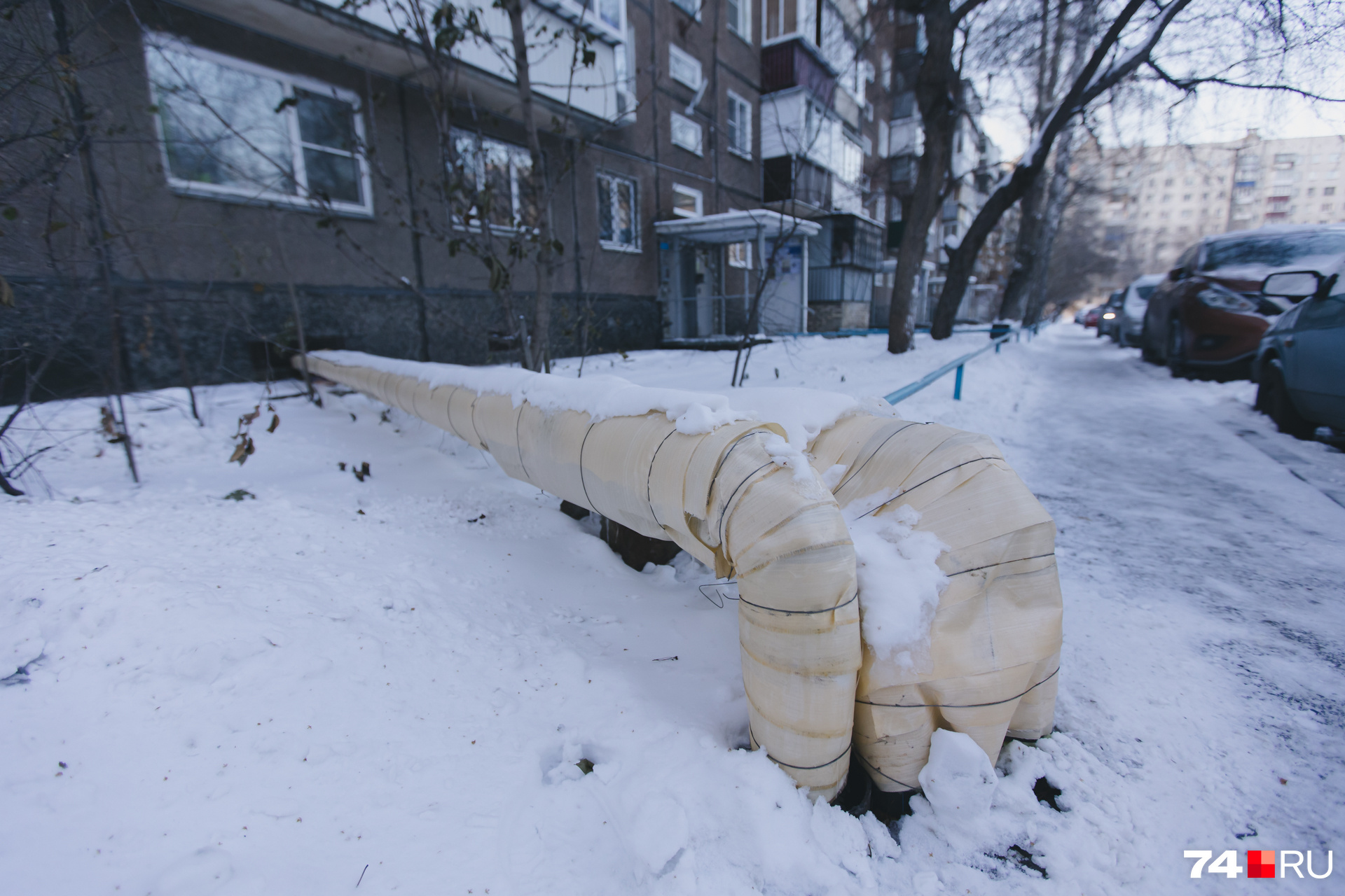 Труба, по которой тепло поступает в дом, находится слишком далеко от холодных квартир Труба, по которой тепло поступает в дом, находится слишком далеко от холодных квартир