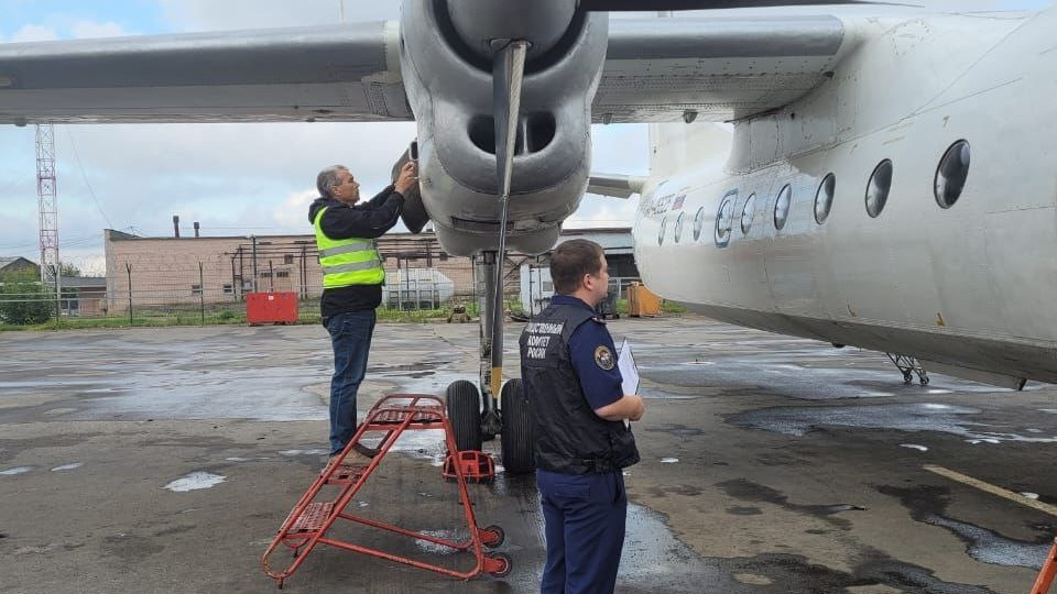 Ан-24 экстренно приземлился в аэропорту. У самолета возникли проблемы с двигателем