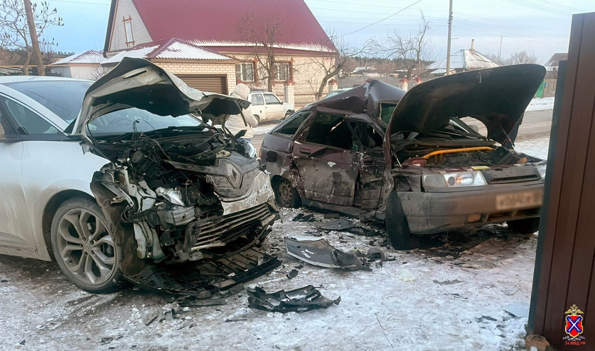 «Лада» по не выясненным пока причинам оказалась на встречной полосе «Лада» по не выясненным пока причинам оказалась на встречной полосе