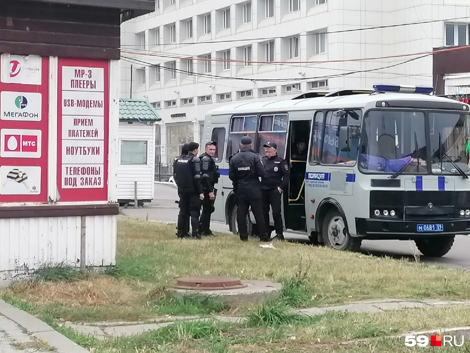 Еще один автобус с полицией Еще один автобус с полицией