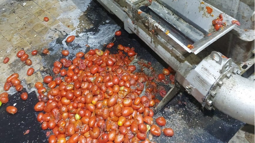 Неизвестный забил омскую насосную станцию, вывалив в канализацию два мешка помидоров