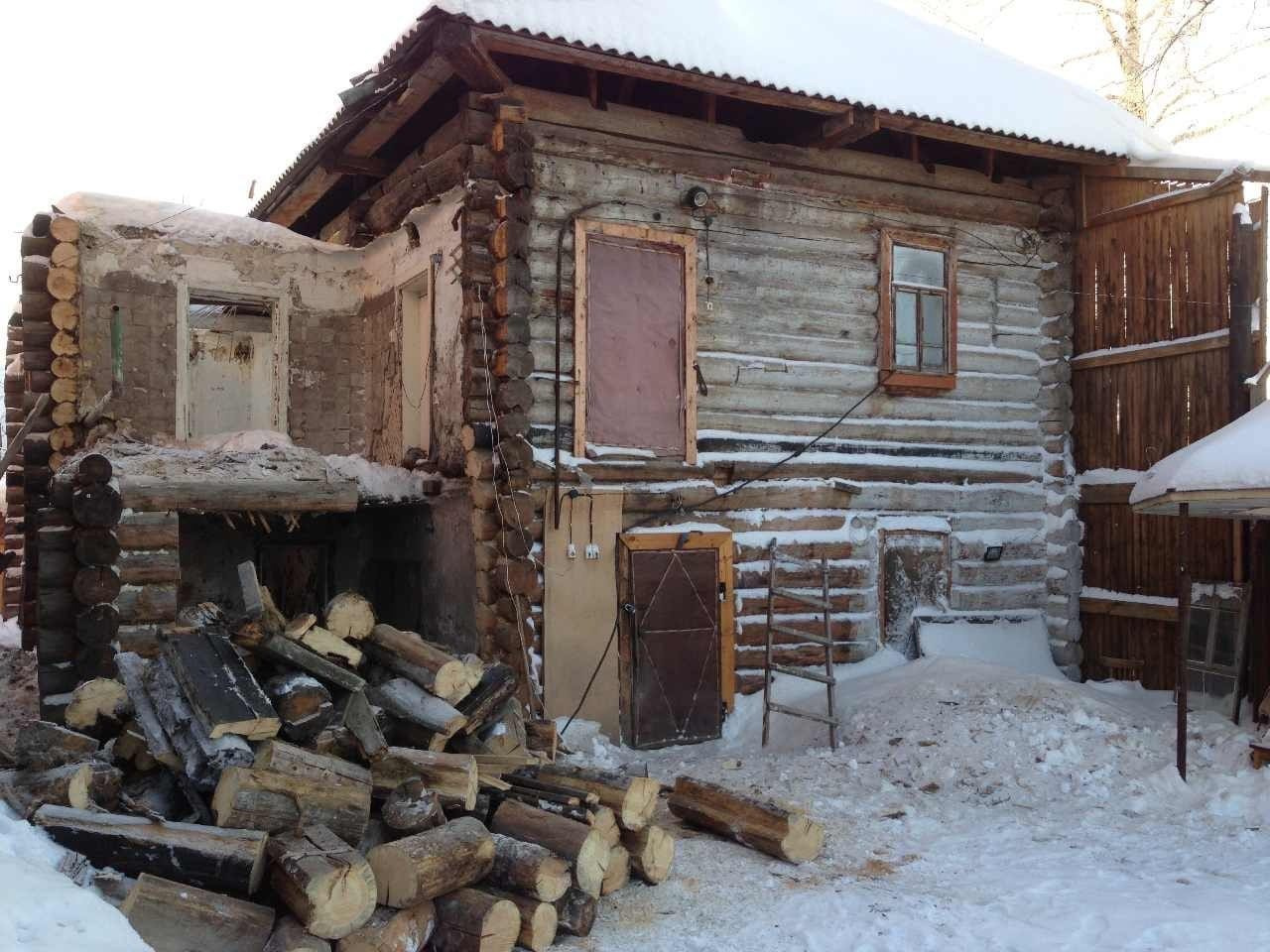 Аяз Шабутдинов говорит, что в детстве жил в этом деревянном доме (на фото он уже в полуразобранном виде), а семья совсем не была богатой