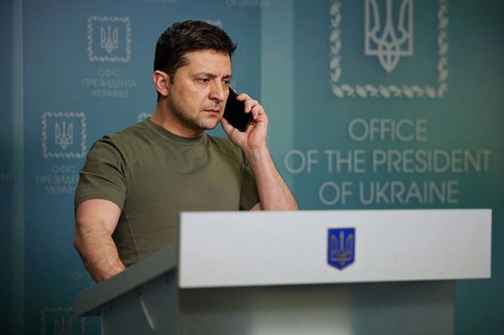 Президент Украины ввел санкции против 119 звёзд