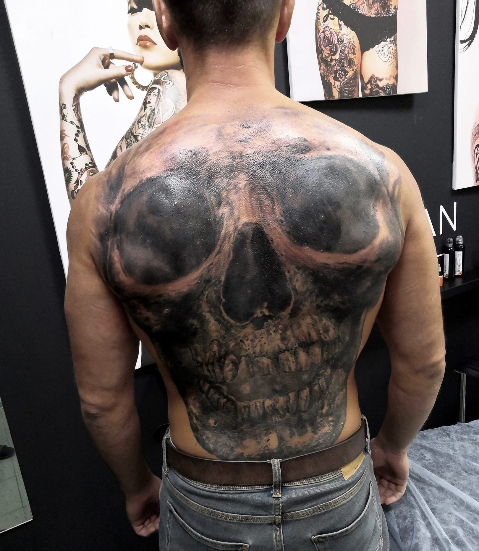 Этот молодой человек хочет, чтобы его татуировка-череп отгоняла смерть