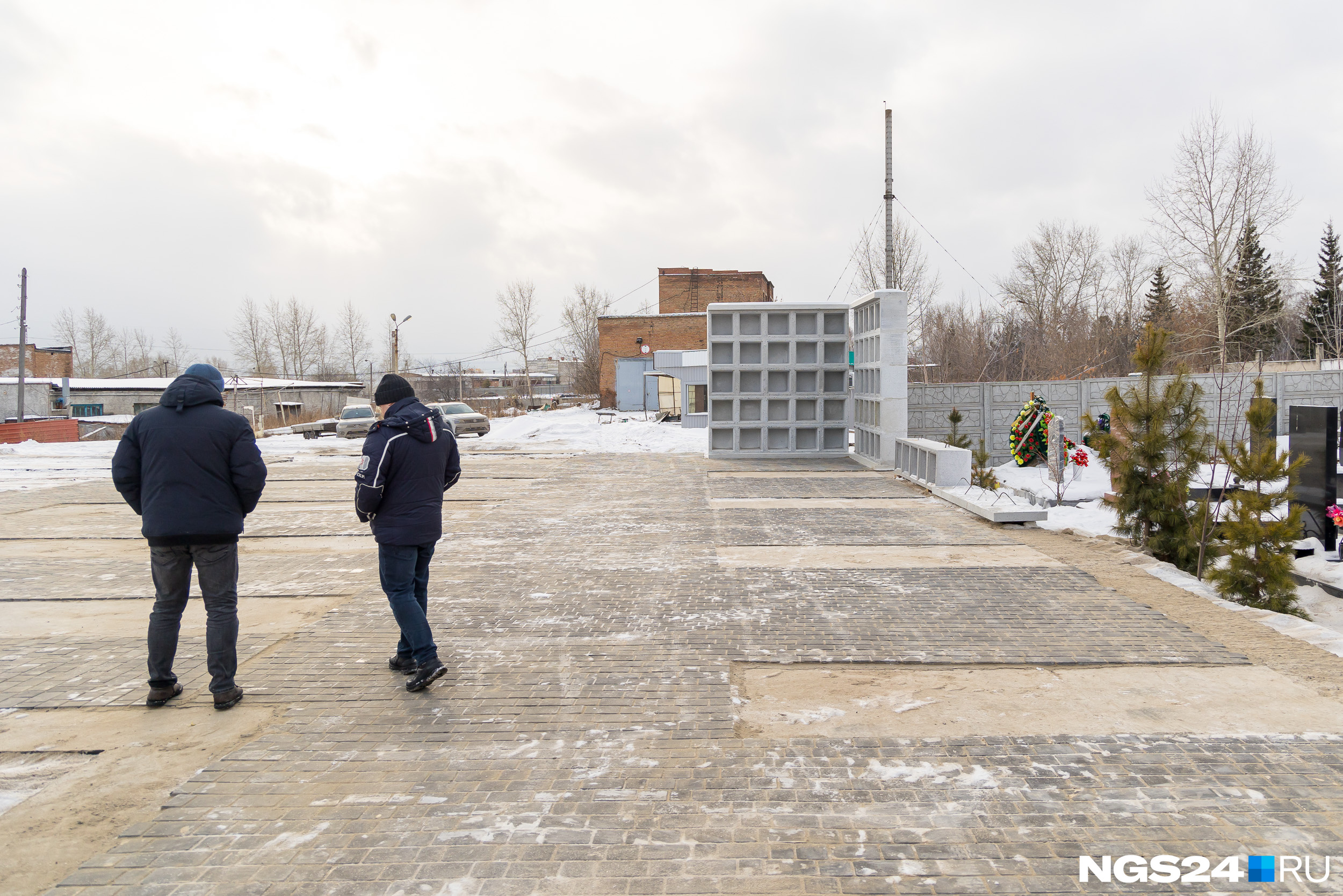 Судя по полосам на земле, где нет брусчатки, на этой площадке собираются установить еще много стенок Судя по полосам на земле, где нет брусчатки, на этой площадке собираются установить еще много стенок